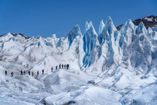 tourists exploring the perito moreno glacier in los glaciares national park, argentine patagonia, south america - patagonia el calafate horizontal argentina fotografías e imágenes de stock