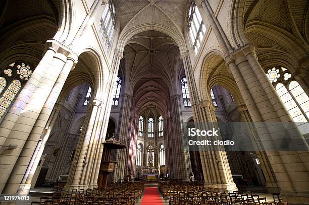 Rennes França Interior Da Igreja Gótica - Fotografias de stock e mais imagens de Arcada