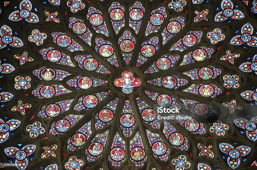 Vede (Normandia, Francia): Interno della Cattedrale gotica, Finestra rosa - Foto stock royalty-free di Ambientazione interna