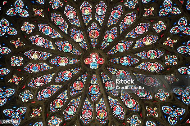 Vê Interior Da Catedral Gótica Rosácea - Fotografias de stock e mais imagens de Arte