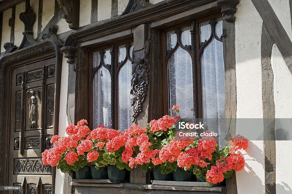 늙음 하우스는 노르망디, 프랑스, flowered 창 - 로열티 프리 0명 스톡 사진