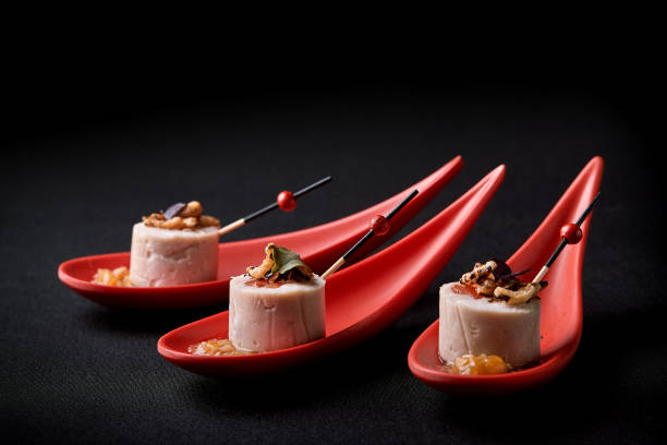 pâté de foie d’oie, foie gras, servi sur pierre noire dans des cuillères rouges japonaises. pâte servie avec de la confiture et des noix. concept de nourriture de fusion, basse clé, espace de copie - foie gras salt luxury restaurant photos et images de collection