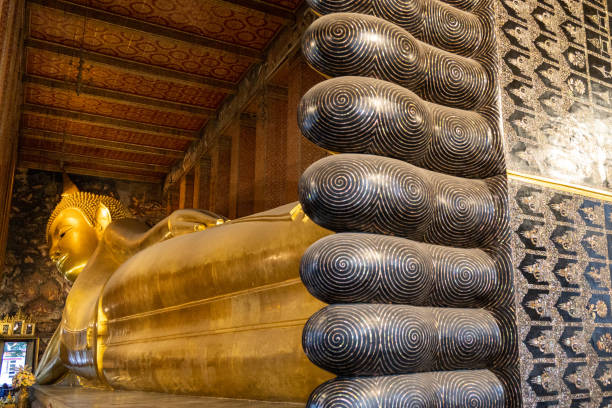 buddha sdraiato, bangkok - reclining buddha foto e immagini stock