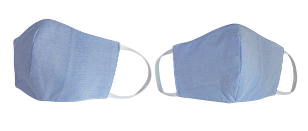 máscaras de pano de algodão pastel azul claro isoladas em branco com caminho de recorte. devido à falta de máscaras de proteção médica durante a pandemia coronavírus (covid-19), as pessoas normais usam máscaras de algodão - stitched panoramic - fotografias e filmes do acervo