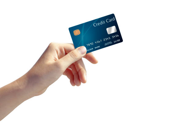 mujer mano sosteniendo y mostrando tarjeta de crédito de maqueta azul - credit cards fotografías e imágenes de stock