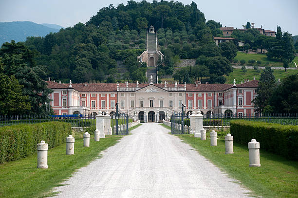 brescia (lombardía rezzato,, italia): villa fenaroli, antiguo palacio y park - architecture bergamo blue building exterior fotografías e imágenes de stock