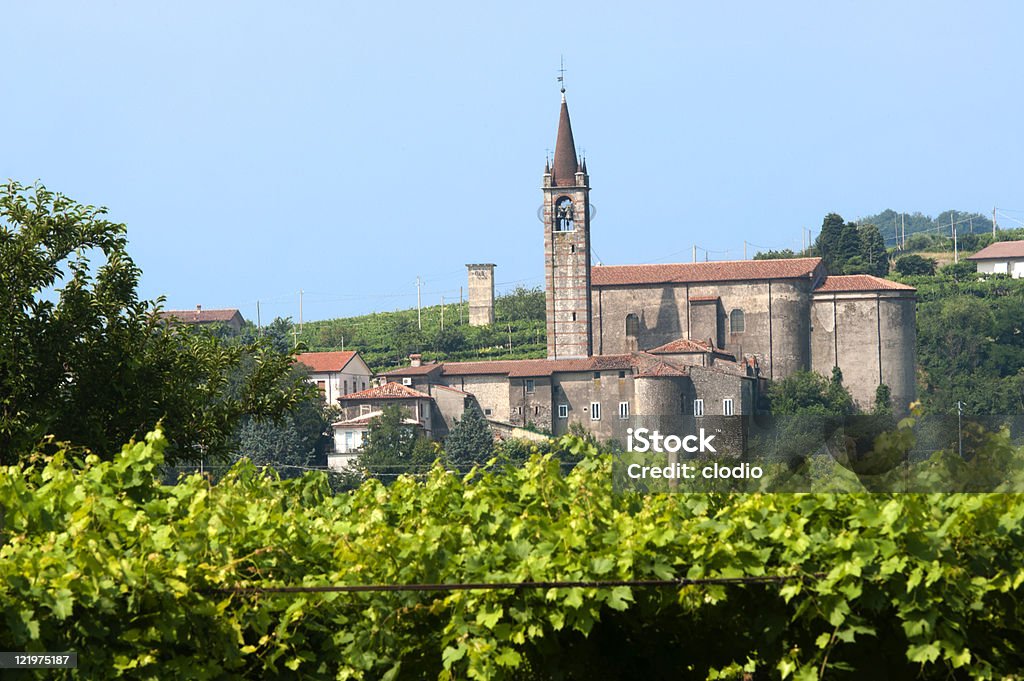 Lessinia (Véneto, Verona, Italia,), de los viñedos en verano y village - Foto de stock de Agricultura libre de derechos