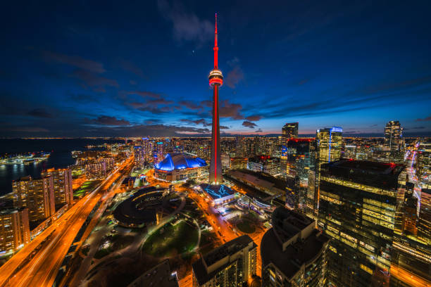 панорамный вид на городской пейзаж торонто ночью, онтарио, канада - toronto skyline cn tower night стоковые фото и изображения