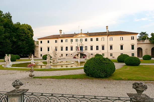 istock Treviso (Veneto, Italy) - Ancient villa and park 121975381