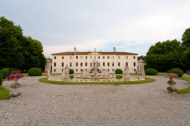 treviso (véneto, italia)-antigua villa y al parque - villa italian culture facade ornamental garden fotografías e imágenes de stock