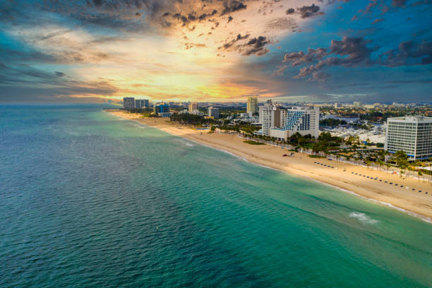 драматический закат над пляжем форт-лодердейл fl - fort lauderdale стоковые фото и изображения