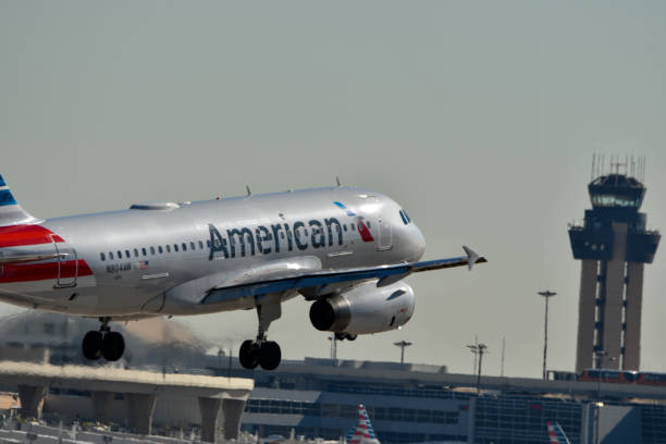 An American Airlines A319 landing An American Airlines A319 landing at Dallas Fort Worth International Airport austin airport stock pictures, royalty-free photos & images
