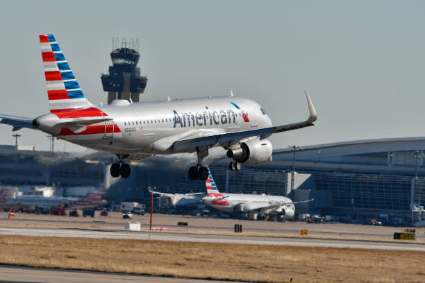 An American Airlines A319 landing An American Airlines A319 landing at Dallas Fort Worth International Airport austin airport stock pictures, royalty-free photos & images