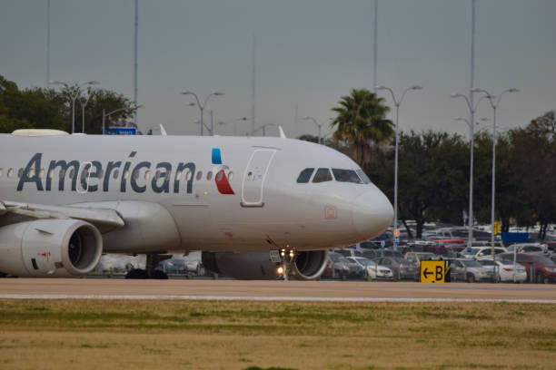 un a319 de american airlines despegando - austin airport fotografías e imágenes de stock