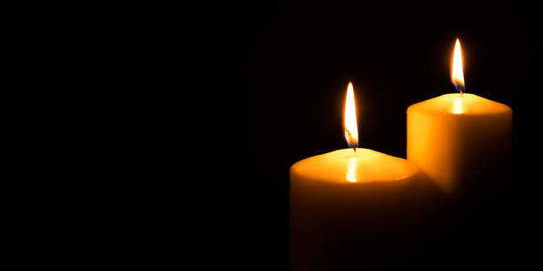 黒い背景に隔離炎のろうそく。 - candle memorial vigil praying candlelight ストックフォトと画像