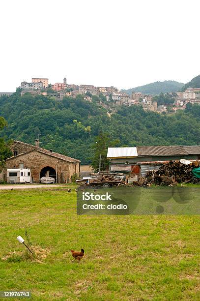 Foto de Sassocorvaro Cidade E As Aves De Capoeira e mais fotos de stock de Marche - Itália