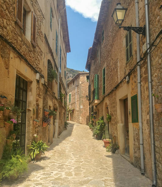 empty street in valldemossa - valldemossa imagens e fotografias de stock