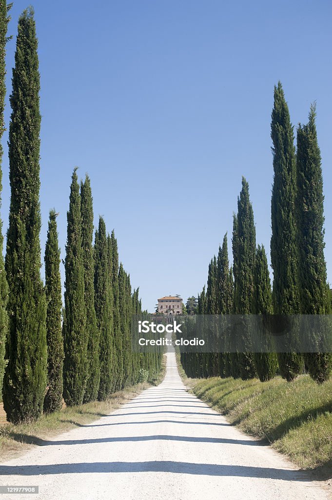 Amelia (Terni, Умбрия, Италия)-Старый Вилла и cypresses - Стоковые фото Без людей роялти-фри