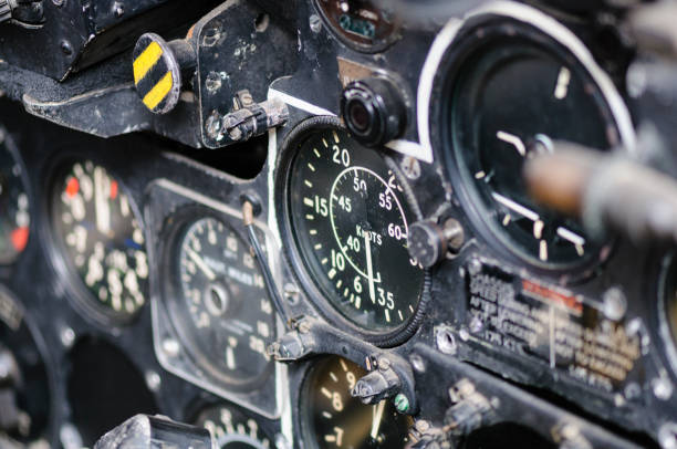 groupe d’instruments d’un avion d’entraînement militaire - helicopter cockpit airplane speedometer photos et images de collection