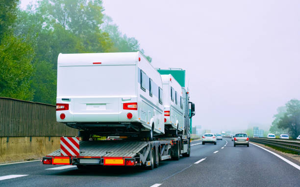 caminhão com motor homes rv na estrada da eslovênia - car freight transportation new traffic - fotografias e filmes do acervo