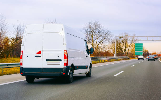 белый минивэн на дороге на дороге ван транспорта - van white truck mini van стоковые фото и изображения