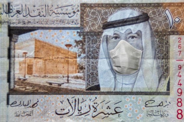 COVID-19 coronavirus in Gulf, 10 Riyal money bill with face mask. Coronavirus affects global stock market. World economy hit by corona virus outbreak and pandemic fears. Crisis and finance concept. coronavirus covid-19 en el golfo, 10 billete de dinero riyal con máscara facial. el coronavirus afecta al mercado bursátil mundial. la economía mundial golpeada por el brote del virus corona y los temores de pandemia. concepto de crisis y finanzas.