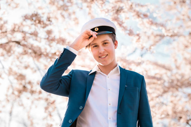 porträtt av ung man som tar examen från gymnasiet i sverige - studenter sweden bildbanksfoton och bilder