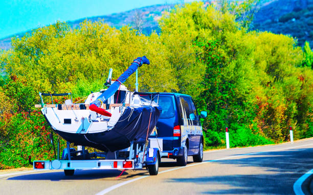 samochód z motorówką na przyczepie na drodze olbia - truck semi truck car transporter vehicle trailer zdjęcia i obrazy z banku zdjęć