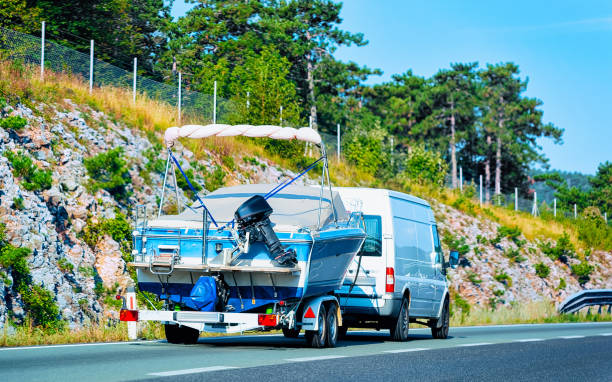 rv camper carro com lancha em estrada na eslovênia - semi truck vehicle trailer truck empty - fotografias e filmes do acervo