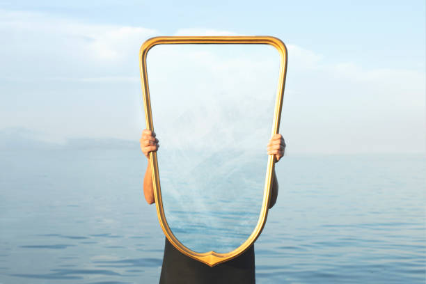 imagen surrealista de un espejo transparente; concepto de puerta a la libertad - invisible fotografías e imágenes de stock