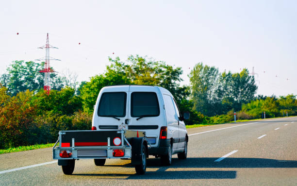 mini-transporter mit anhänger auf asphaltstraße in slowenien - tow truck towing car truck stock-fotos und bilder