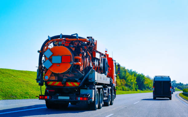 caminhão de lixo a vácuo em estrada rodoviária na eslovênia - sewage truck - fotografias e filmes do acervo