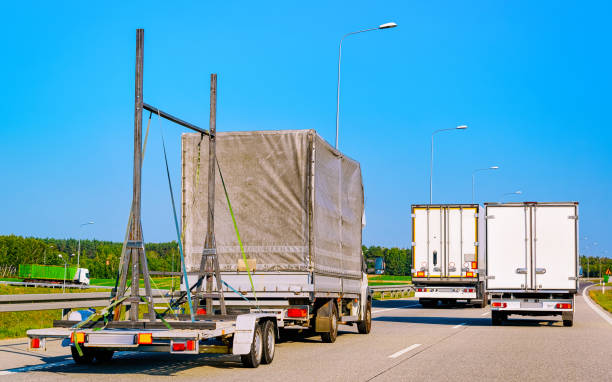 ciężarówka przewożąca przyczepę na asfaltowej drodze słowenii - truck semi truck car transporter vehicle trailer zdjęcia i obrazy z banku zdjęć