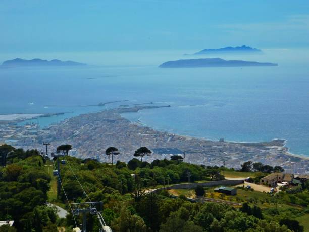 erice, sicilia, italia. 13 de mayo de 2017. una fantástica vista panorámica de las islas egadas y la ciudad de trapani desde erice, sicilia - trapani sicily erice sky fotografías e imágenes de stock