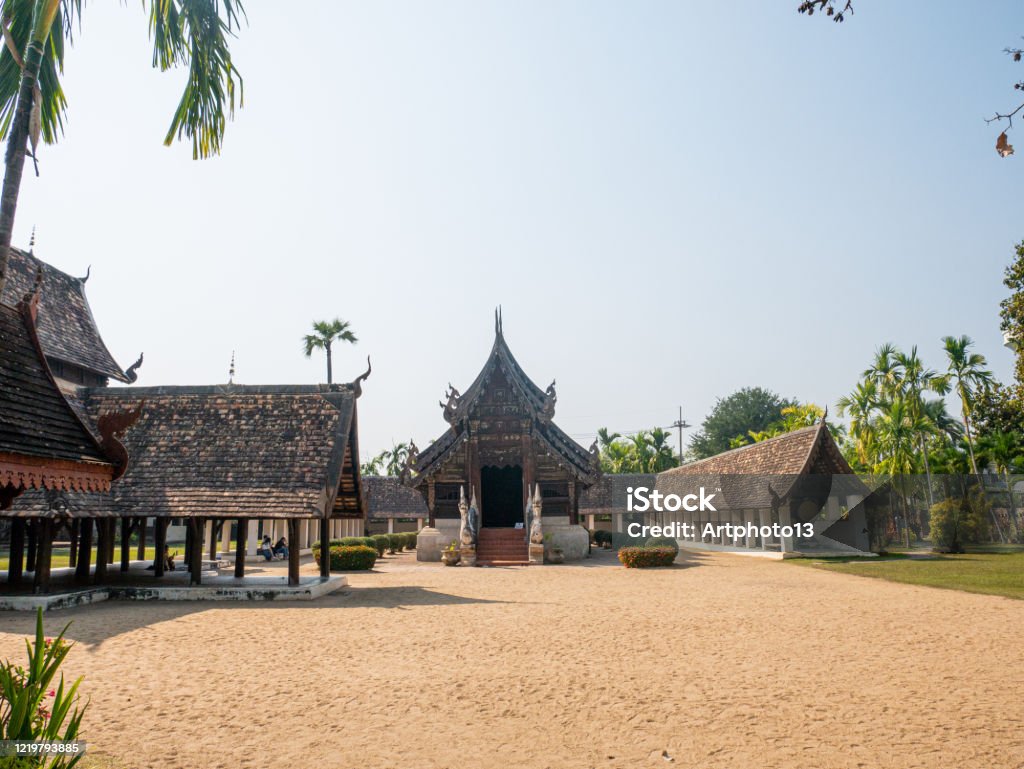 Intharawat ou Wat Ton Kwen temple. Vieux temple bouddhiste traditionnel dans le centre historique. Temple bouddhiste est grand touriste célèbre à Chiang Mai, Thaïlande. - Photo de Antique libre de droits Intharawat ou Wat Ton Kwen temple. Vieux temple bouddhiste traditionnel dans le centre historique. Temple bouddhiste est grand touriste célèbre à Chiang Mai, Thaïlande. - Photo de Antique libre de droits