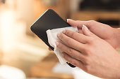 detail-der-frau-reinigung-ihr-handy.jpg?b=1&s=170x170&k=20&c=e7hLPc_cw8sq5pKadhAw5g8TI-6uGEjuhyzylLJnLrw=