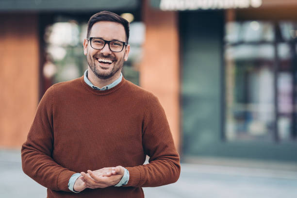 jeune homme de sourire - men sweater excitement satisfaction photos et images de collection