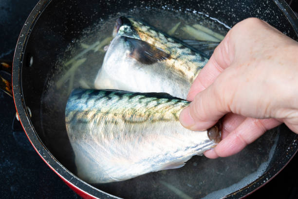 I often make it at home when the mackerel is in autumn. Add miso and ginger and cook in a pan.