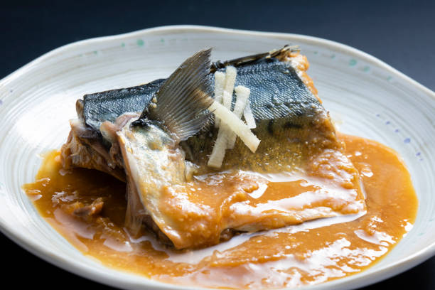 I often make it at home when the mackerel is in autumn. Add miso and ginger and cook in a pan.