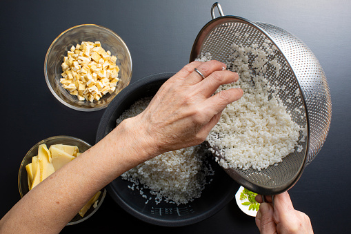 Bamboo shoot rice is
Take the bamboo shoots from the mountain, remove the lye with rice bran, cut the bamboo shoots and put them in a rice cooker to cook with rice.