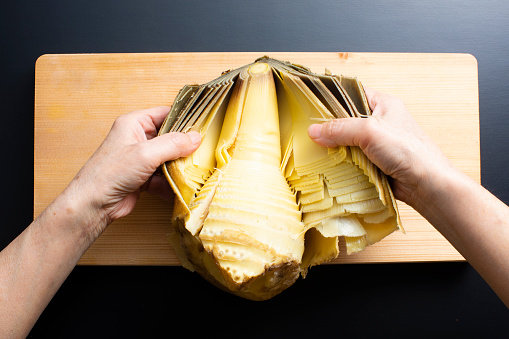 Bamboo shoot rice is
Take the bamboo shoots from the mountain, remove the lye with rice bran, cut the bamboo shoots and put them in a rice cooker to cook with rice.