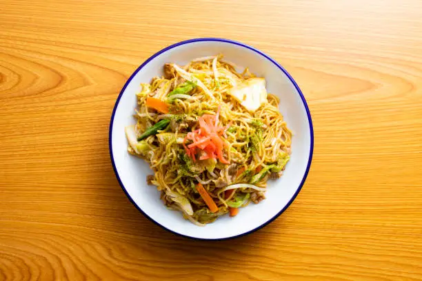 It is made with yakisoba noodles, pork, sprouts, cabbage, and carrots.