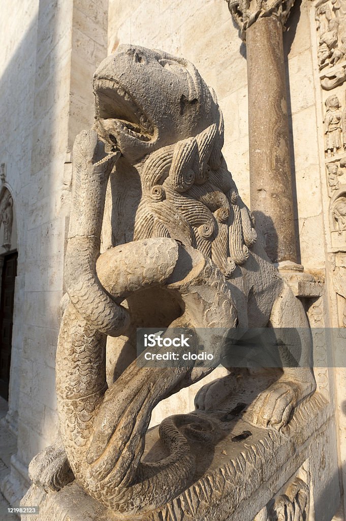 Bitetto (Bari, Apulia, Italia)-antigua catedral de estilo Sala Romanesque - Foto de stock de Aire libre libre de derechos