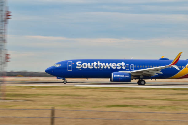 un southwest airlines b737 despegando - austin airport fotografías e imágenes de stock