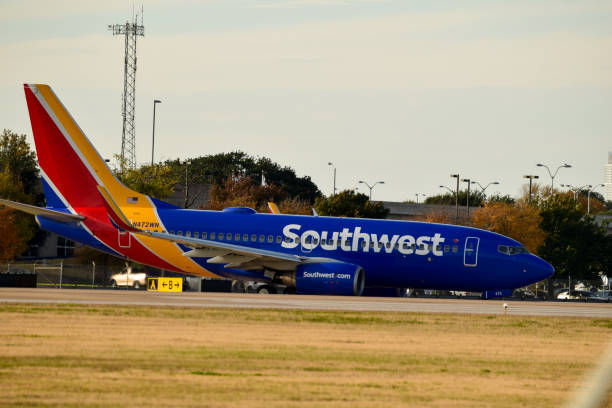 un southwest airlines b737 en una pista de rodaje - austin airport fotografías e imágenes de stock