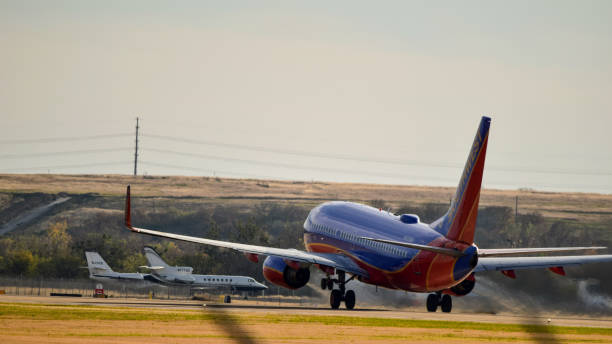 un southwest airlines b737 despegando - austin airport fotografías e imágenes de stock