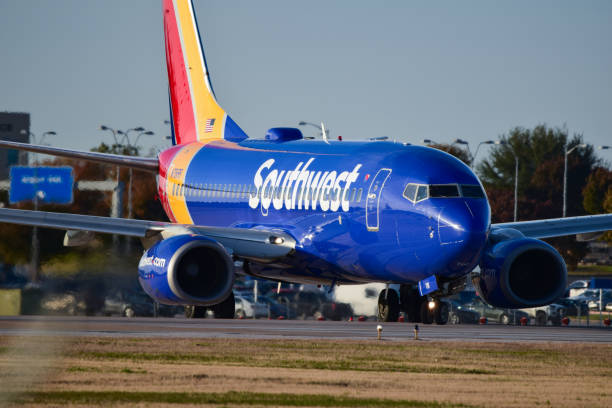 a southwest airlines b737 decolla - wing airplane boeing 737 jet foto e immagini stock