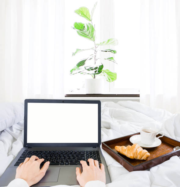 Selective focus,woman's hand typing on keyboard,croissant and coffee in white bedroom beside the window with a thin curtain and green trees blurred,relax and work online lifestyle from home concept enfoque selectivo, la mano de la mujer escribiendo en el teclado, croissant y café en el dormitorio blanco al lado de la ventana con una cortina delgada y árboles verdes borrosos, relajarse y trabajar estilo de vida en línea desde el concepto de casa