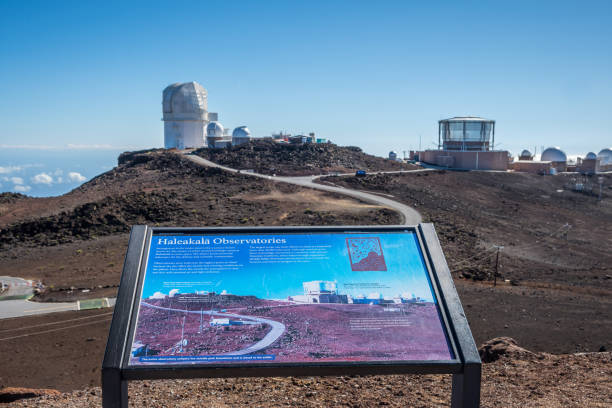 ハレアカラ国立公園、ハワイのインドの信念の説明ボード - haleakala national park ストックフォトと画像