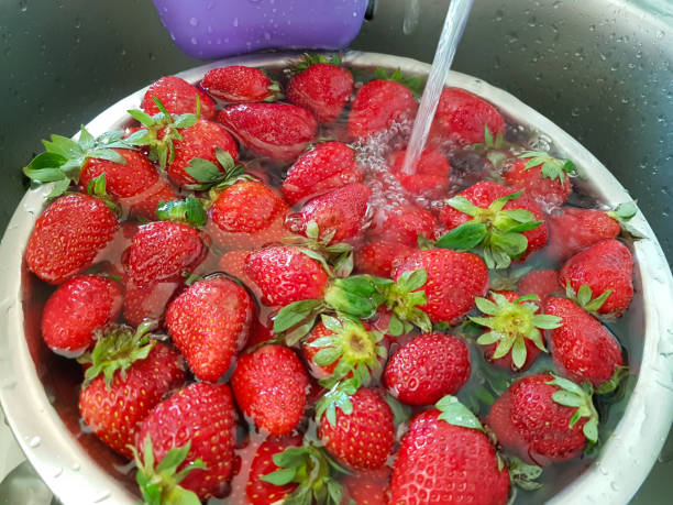 그릇에 딸기를 씻어 신선한 빨간 잘 익은 헬시 - washing fruit preparing food strawberry 뉴스 사진 이미지